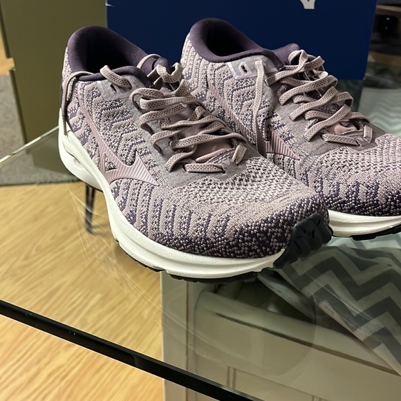 Super soft woven blend. Supposed to be extremely comfortable but don’t fit me. - Picture 4 of 4